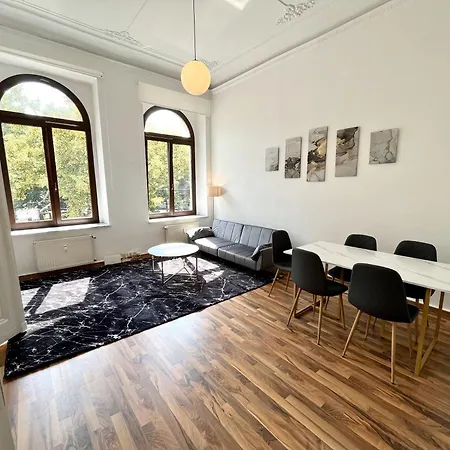 Direkt An Der Arena, Waldstrasse