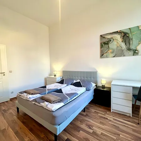 Direkt An Der Arena, Waldstrasse